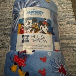 NWT Disney OVERSIZED Plush Blanket